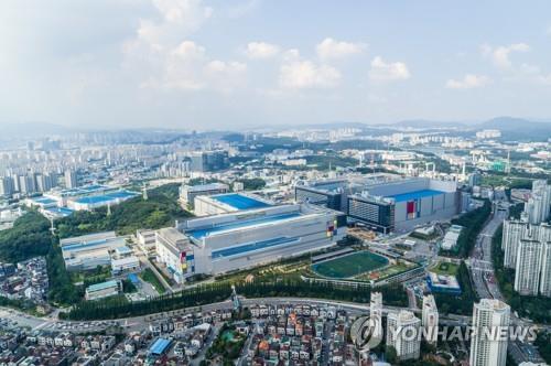 三星电子公司提供的这张未注明日期的照片显示了该公司在首尔南部华城的芯片制造厂。 （图片不可出售）（韩联社）